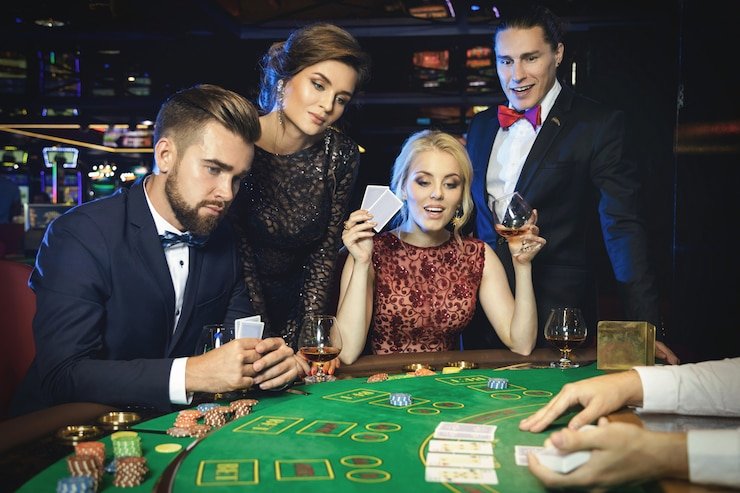 Tabel strategi Three Card Poker dengan peringkat tangan dan rekomendasi keputusan